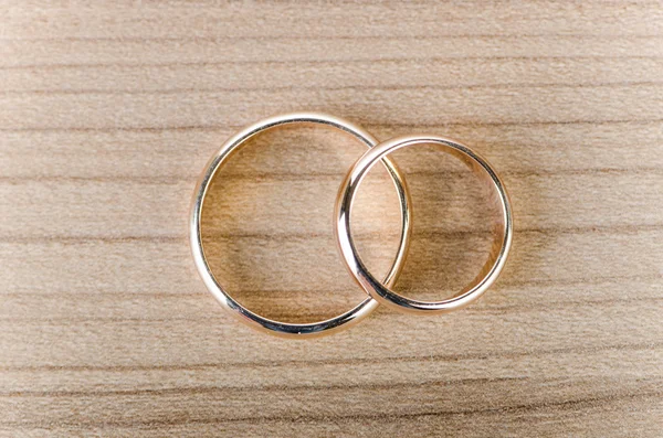 ロマンチックな概念での結婚指輪 — ストック写真