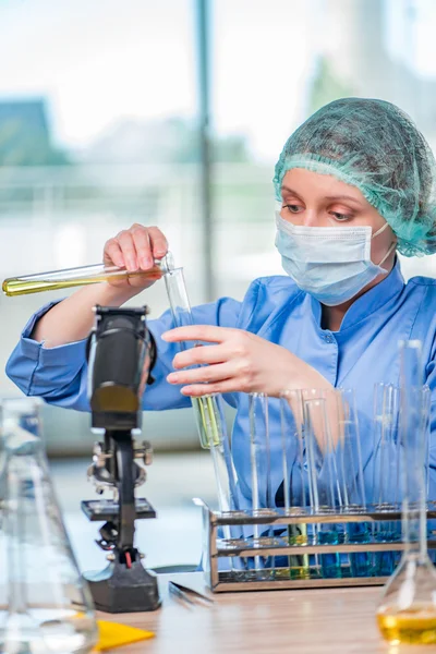 Assistente di laboratorio esperto che lavora su soluzioni chimiche — Foto Stock