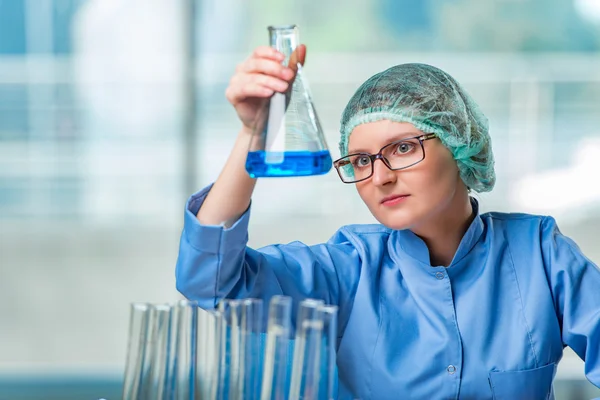 Assistente di laboratorio esperto che lavora su soluzioni chimiche — Foto Stock