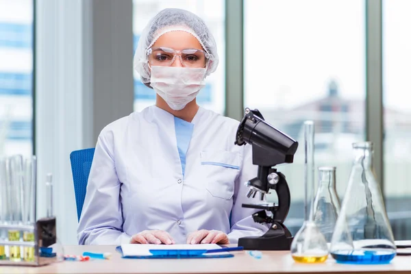 Jonge student werkt met chemische oplossingen in lab — Stockfoto