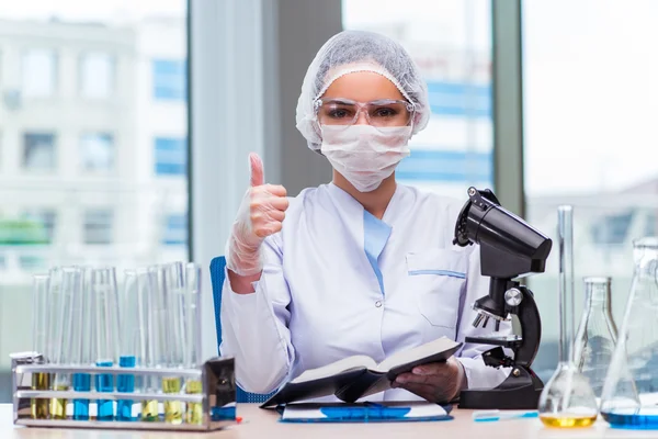 Jonge student werkt met chemische oplossingen in lab — Stockfoto