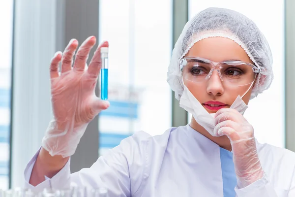 Estudiante joven trabajando con soluciones químicas en laboratorio — Foto de Stock