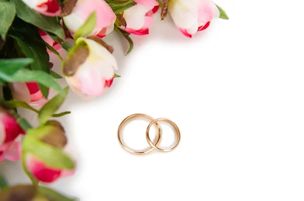 Anillos de boda y flores aisladas sobre fondo blanco —  Fotos de Stock