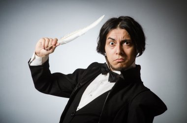 Kalemi klasik konseptte olan komik yazar.