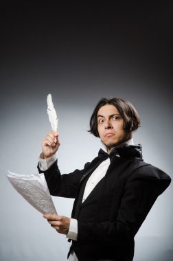 Kalemi klasik konseptte olan komik yazar.