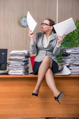 İş kadını ofiste çalışan stres altında