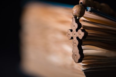 İncil ve haç ve dini kavramı