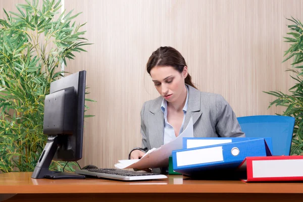 Umtriebige Geschäftsfrau im Büro unter Stress — Stockfoto