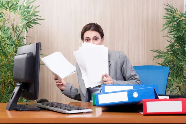 Umtriebige Geschäftsfrau im Büro unter Stress — Stockfoto