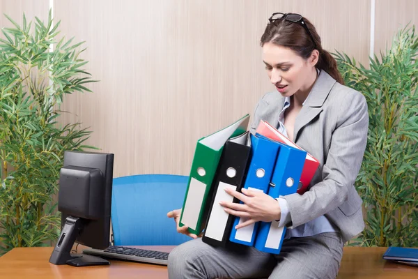 Busy businesswoman in the office under stress — Stock Photo, Image