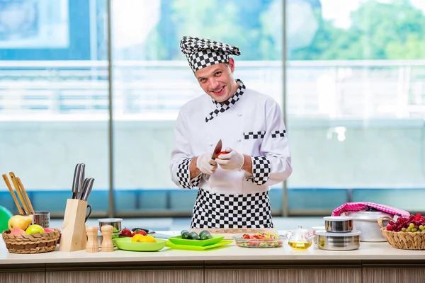 Cozinha masculina preparando comida na cozinha — Fotografia de Stock