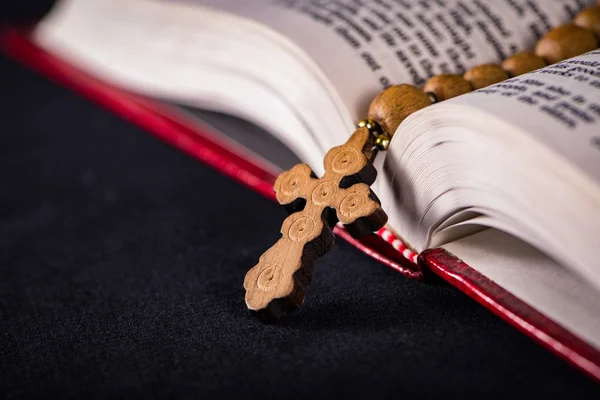 Bíblia e cruz no conceito religioso — Fotografia de Stock