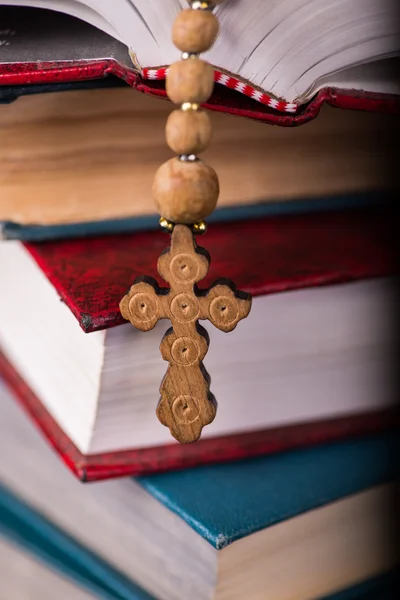 Bijbel en kruis in religieuze concept — Stockfoto