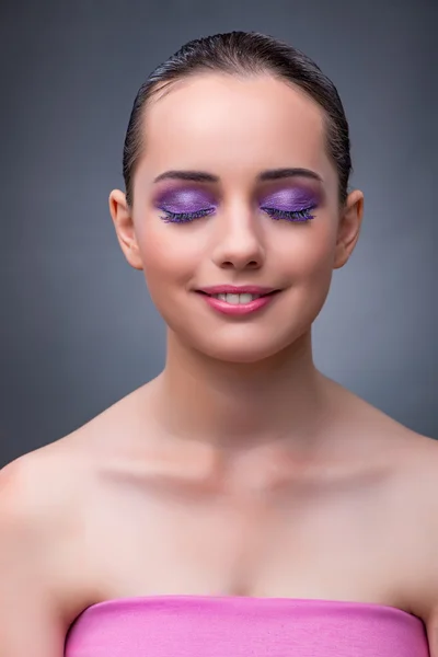 Junge Frau im Schönheitskonzept mit schönem Make-up — Stockfoto