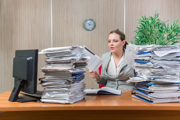 Mulher sob estresse por excesso de trabalho em papel — Fotografia de Stock