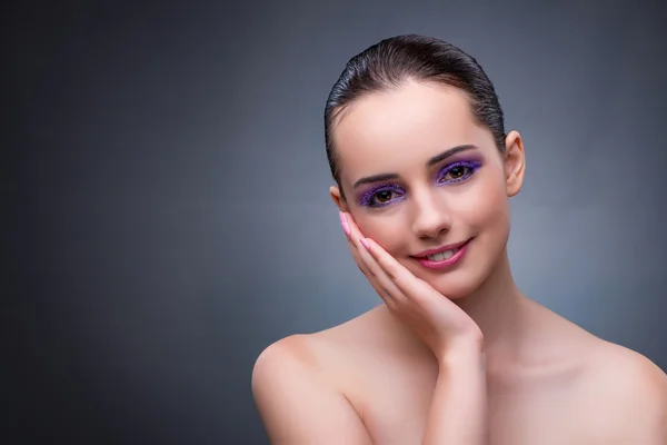 Mujer joven en concepto de belleza con buen maquillaje —  Fotos de Stock