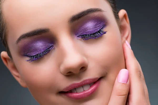 Mujer joven en concepto de belleza con buen maquillaje —  Fotos de Stock