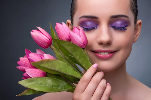 Junge Frau im Schönheitskonzept mit Tulpenblume — Stockfoto