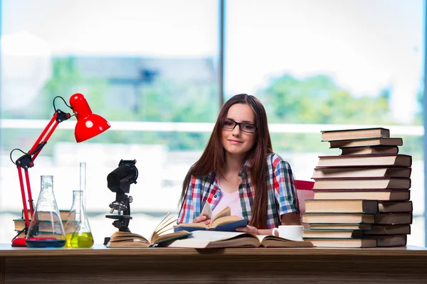 Estudante do sexo feminino se preparando para exames de química — Fotografia de Stock