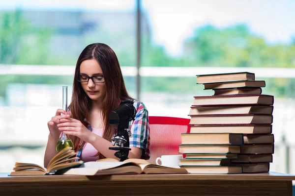 Alumna preparándose para los exámenes de química — Foto de Stock