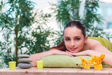 Spa yordamı sırasında genç güzel kadın