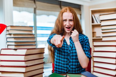 Sınavlara hazırlanan genç kız öğrenci.