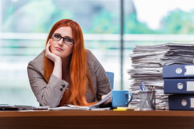 Kağıt yığını ile stresli iş kadını