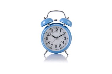 Zaman kavramı üzerinde beyaz izole çalar saat