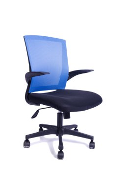 Beyaz arka plan üzerinde izole mavi ofis koltuğu