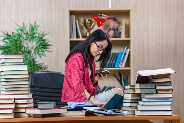 Jonge vrouwelijke student bereidt zich voor op college tentamens — Stockfoto