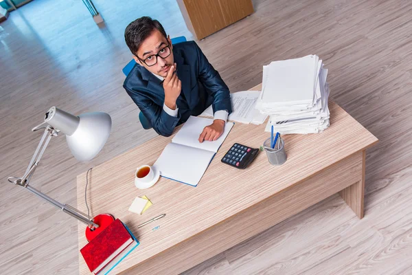 Jeune homme d'affaires stressé avec beaucoup de paperasserie — Photo