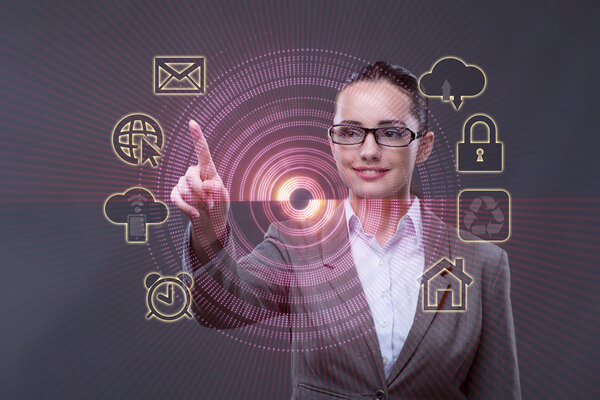 Бизнесмен нажимает виртуальные кнопки в футуристической концепции
