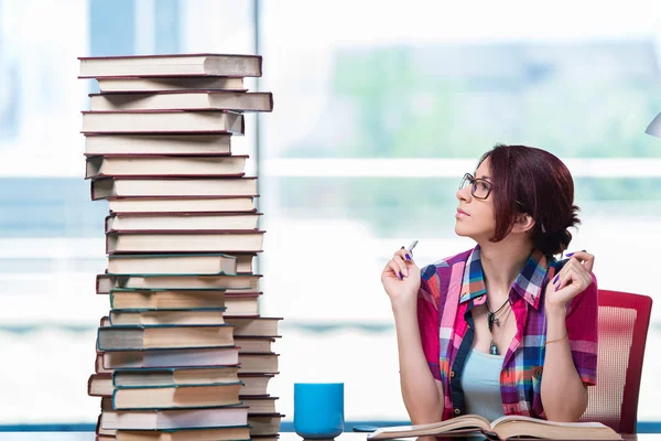 Ung kvinnlig student förbereder sig för tentor — Stockfoto