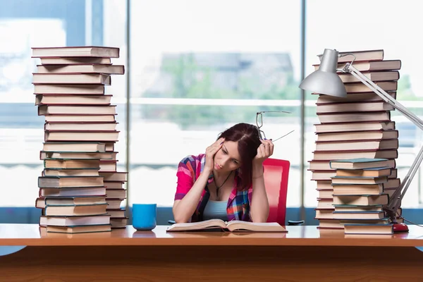 Jovem estudante se preparando para exames universitários — Fotografia de Stock