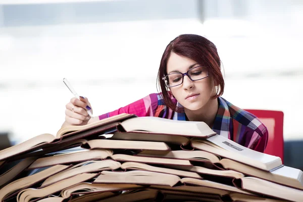 Jovem estudante se preparando para exames universitários — Fotografia de Stock