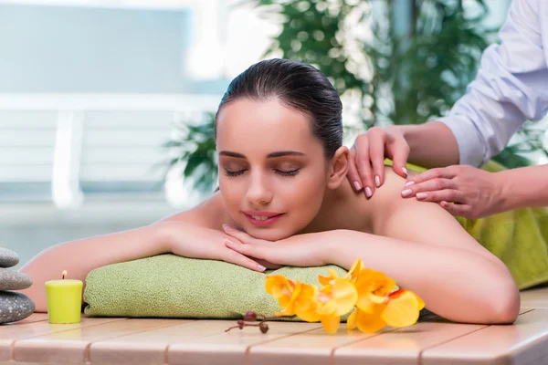 Jeune femme pendant la séance de massage — Photo