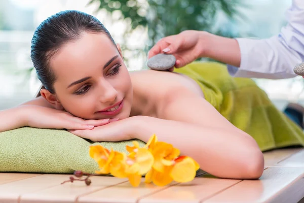 Jeune femme pendant la séance de massage — Photo