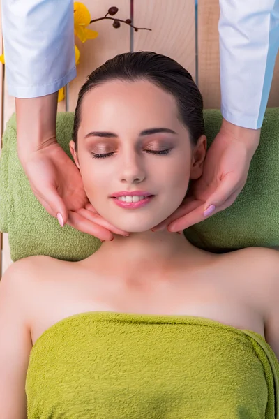 Jonge vrouw tijdens massage sessie — Stockfoto
