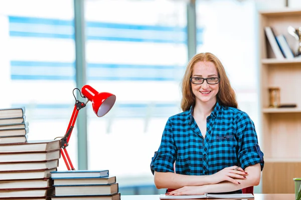 Giovane studentessa preparazione per gli esami — Foto Stock