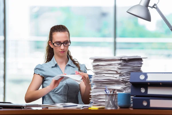 Femme d'affaires stressée avec pile de papiers — Photo