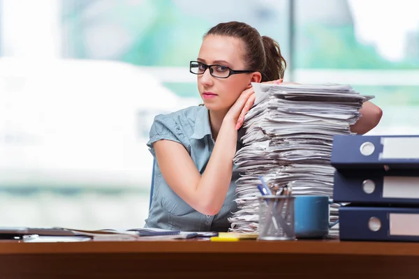 Стрессовая деловая женщина с пачкой бумаг — стоковое фото