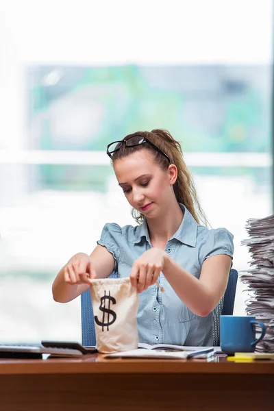 Zakenvrouw met geld zakken in het kantoor — Stockfoto