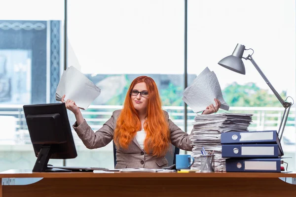 หญิงธุรกิจที่เครียดกับกองกระดาษ — ภาพถ่ายสต็อก