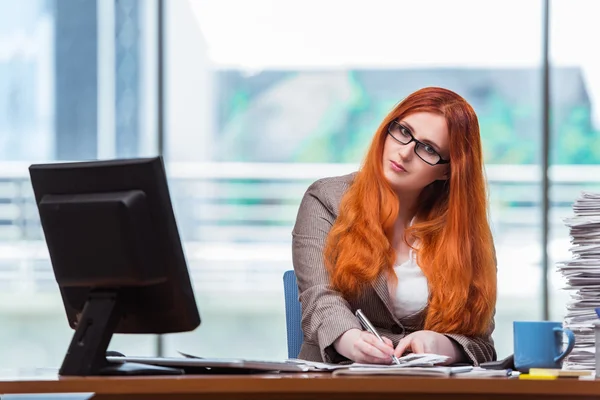 빨강 머리 실업 사무실에서 그녀의 책상에 앉아 — 스톡 사진