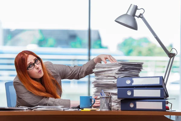 Femme d'affaires stressée avec pile de papiers — Photo