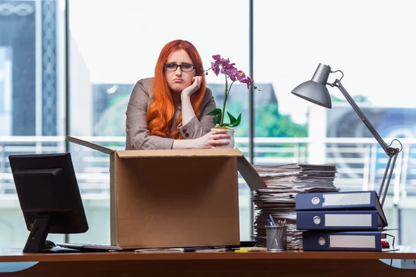 Κόκκινο κεφάλι γυναίκας που κινείται σε νέο γραφείο συσκευασίας τα υπάρχοντά της — Φωτογραφία Αρχείου