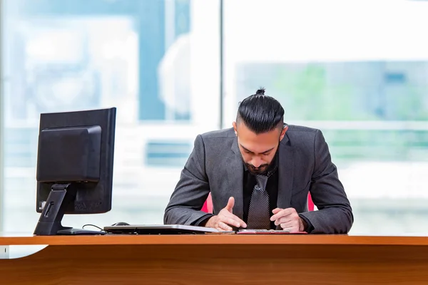 Homem de negócios triste sentado no escritório — Fotografia de Stock
