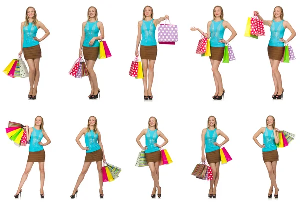 Alışveriş torbaları olan kadın beyazda yalnız.