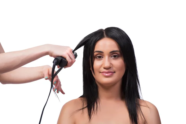 Молодая женщина получает волосы прямолинейно изолированы на белом — стоковое фото