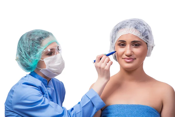 Młoda kobieta, przygotowanie do operacji plastycznych na białym tle — Zdjęcie stockowe